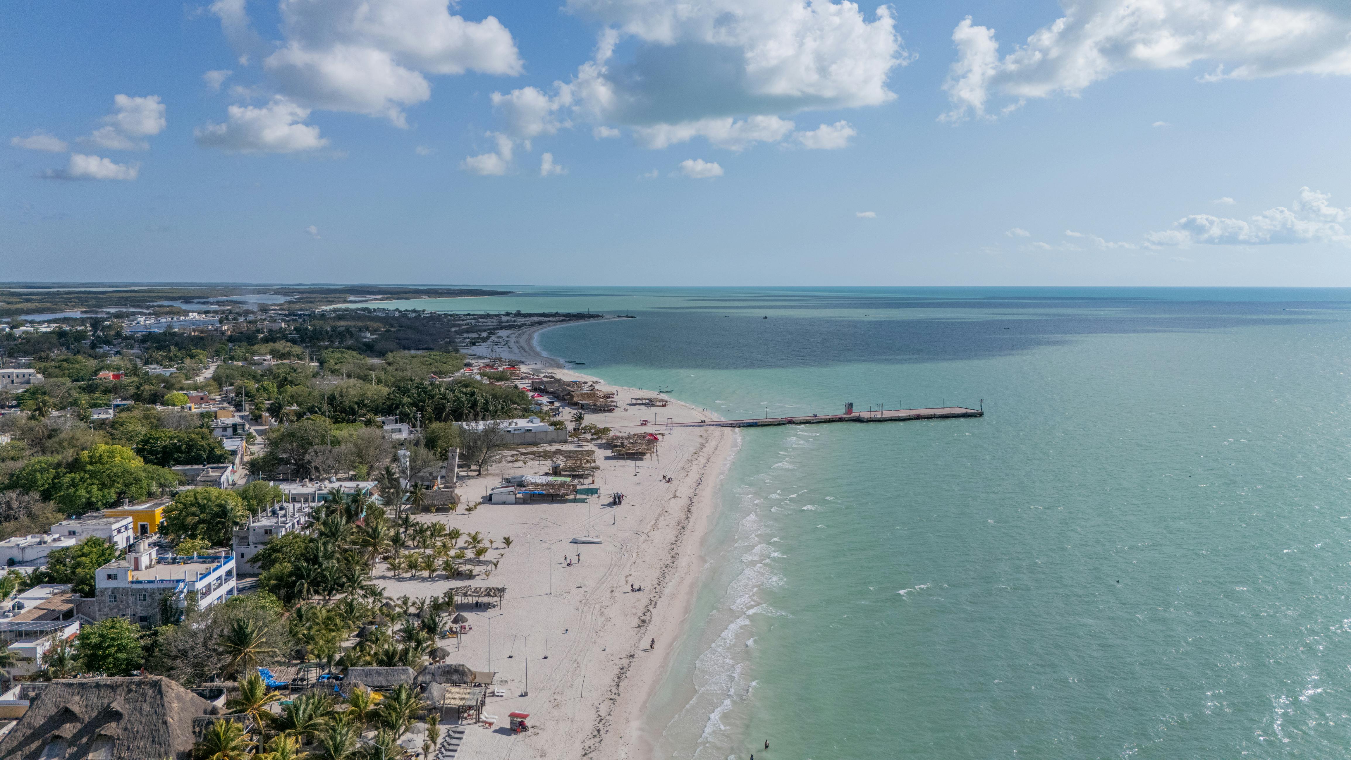 Vista aérea costera de un destino de playa en México